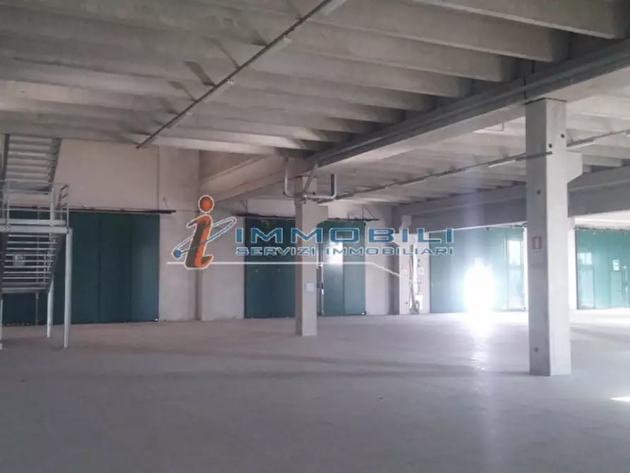 Immagine 10 di Laboratorio in vendita  in STRADA DEI BOSCHI a Villasanta