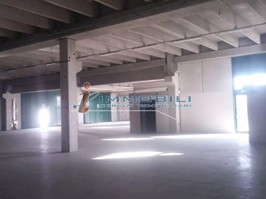 Immagine 11 di Laboratorio in vendita  in STRADA DEI BOSCHI a Villasanta