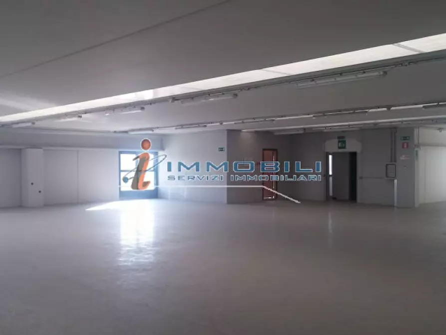 Immagine 24 di Laboratorio in vendita  in STRADA DEI BOSCHI a Villasanta