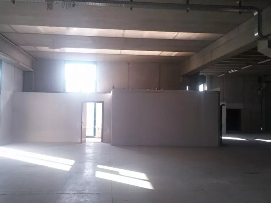 Immagine 2 di Magazzino in vendita  in STRADA DEI BOSCHI a Villasanta