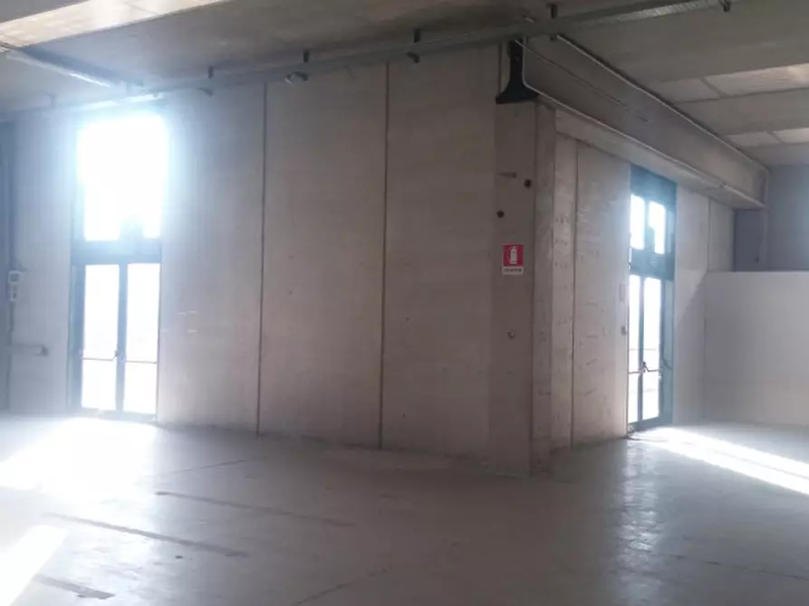 Immagine 4 di Magazzino in vendita  in STRADA DEI BOSCHI a Villasanta