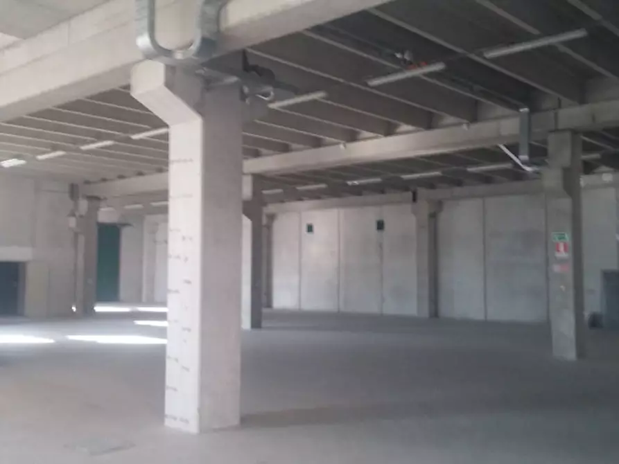 Immagine 5 di Magazzino in vendita  in STRADA DEI BOSCHI a Villasanta