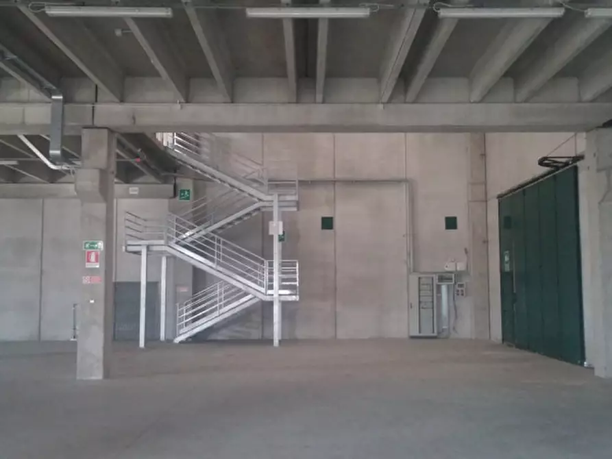 Immagine 6 di Magazzino in vendita  in STRADA DEI BOSCHI a Villasanta