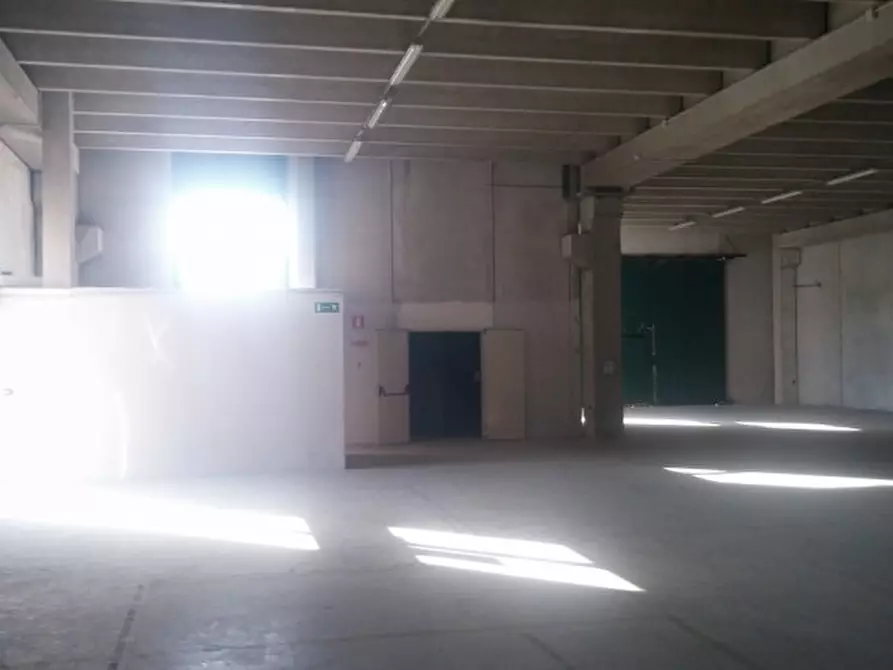 Immagine 7 di Magazzino in vendita  in STRADA DEI BOSCHI a Villasanta