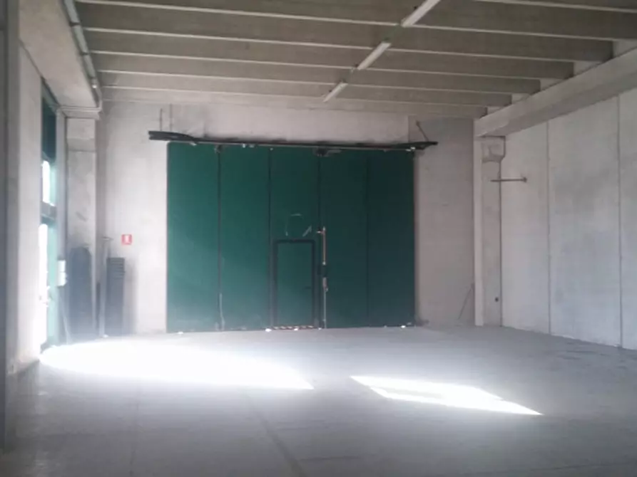 Immagine 8 di Magazzino in vendita  in STRADA DEI BOSCHI a Villasanta