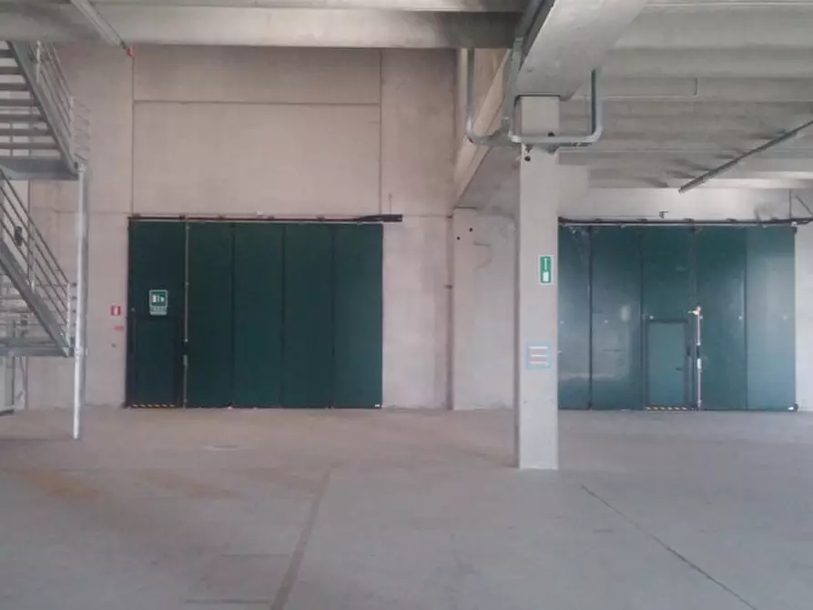 Immagine 9 di Magazzino in vendita  in STRADA DEI BOSCHI a Villasanta