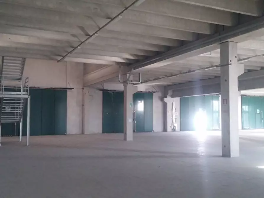 Immagine 10 di Magazzino in vendita  in STRADA DEI BOSCHI a Villasanta