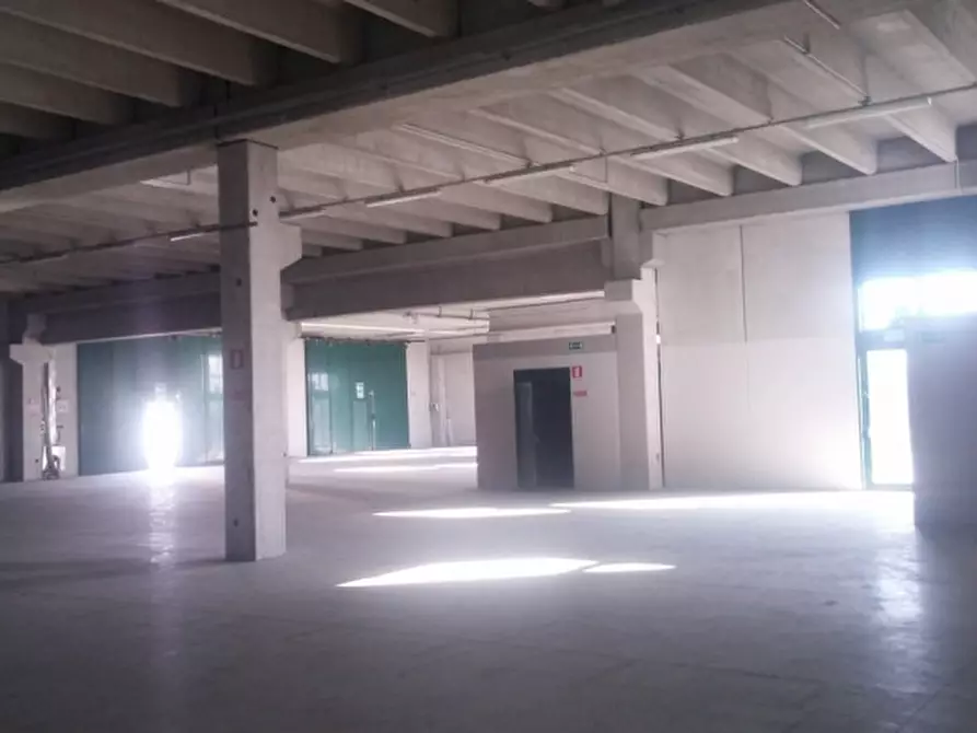 Immagine 11 di Magazzino in vendita  in STRADA DEI BOSCHI a Villasanta