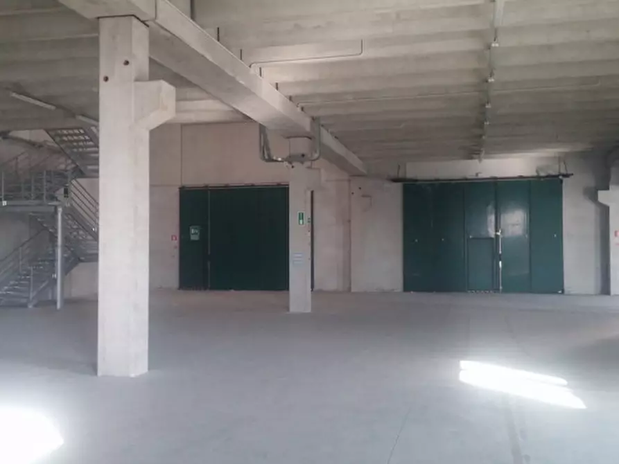 Immagine 13 di Magazzino in vendita  in STRADA DEI BOSCHI a Villasanta