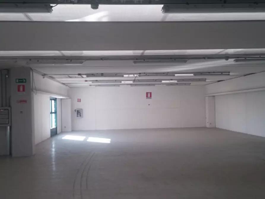 Immagine 20 di Magazzino in vendita  in STRADA DEI BOSCHI a Villasanta