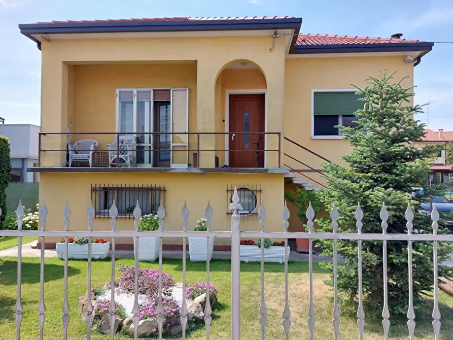 Immagine 1 di Casa indipendente in vendita  a Badia Polesine