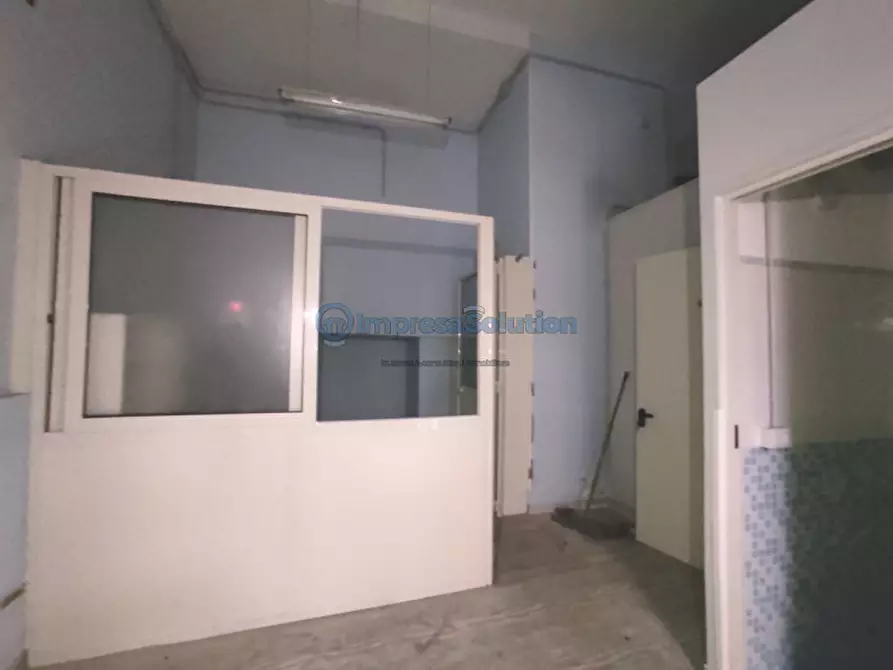 Immagine 8 di Negozio in affitto  in Vico Scalciccia a Napoli