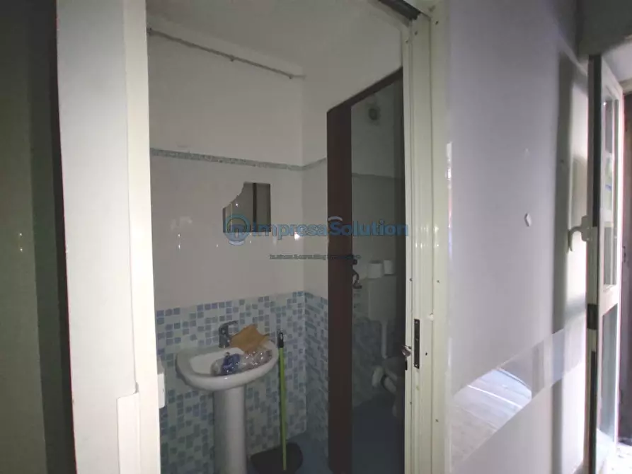 Immagine 12 di Negozio in affitto  in Vico Scalciccia a Napoli