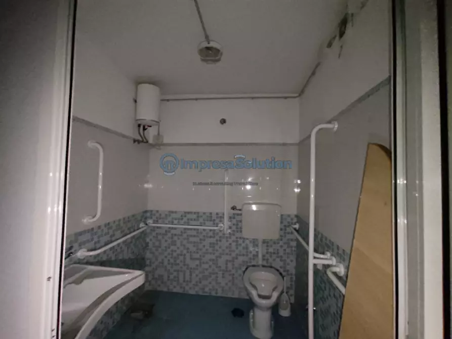 Immagine 13 di Negozio in affitto  in Vico Scalciccia a Napoli