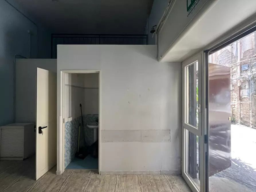 Immagine 16 di Negozio in affitto  in Vico Scalciccia a Napoli