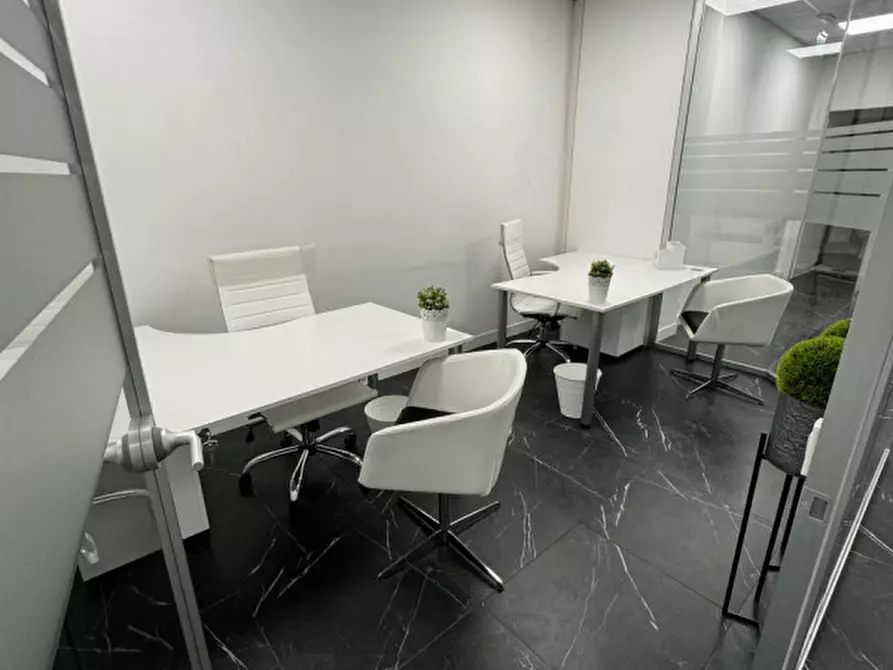 Immagine 11 di Ufficio in affitto  in via benedetto croce a Roma