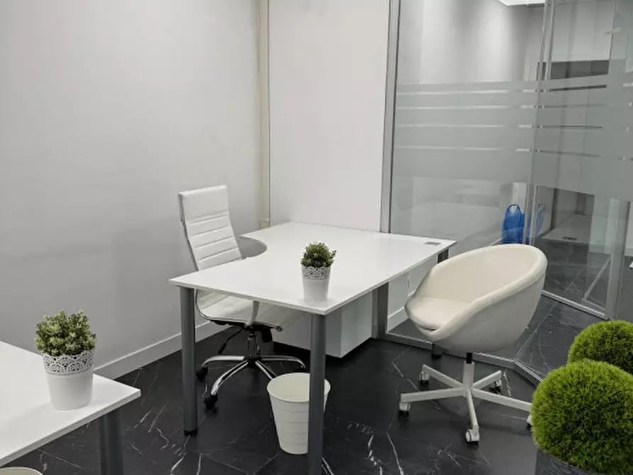 Immagine 22 di Ufficio in affitto  in via benedetto croce a Roma