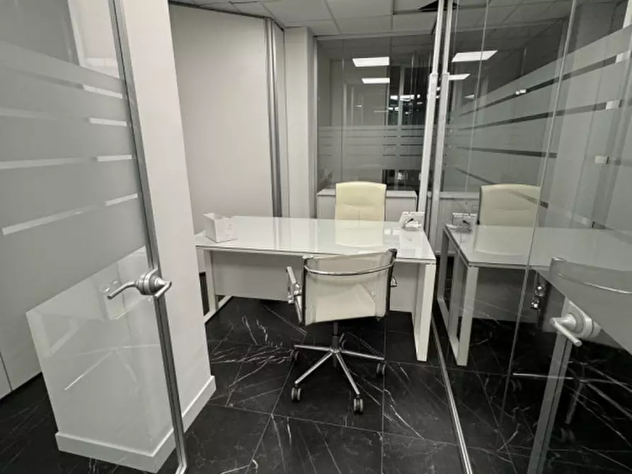 Immagine 27 di Ufficio in affitto  in via benedetto croce a Roma