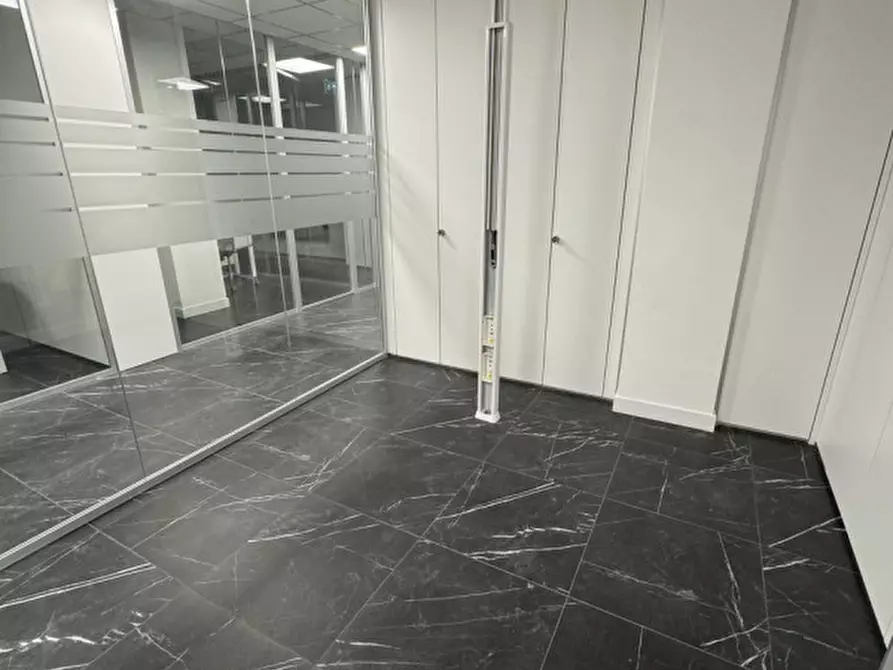 Immagine 35 di Ufficio in affitto  in via benedetto croce a Roma