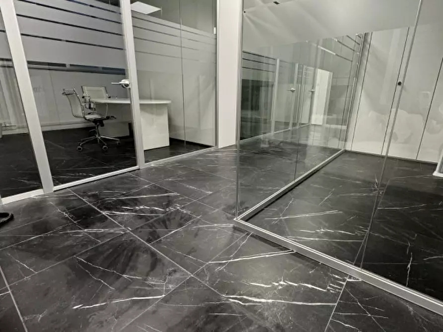 Immagine 36 di Ufficio in affitto  in via benedetto croce a Roma