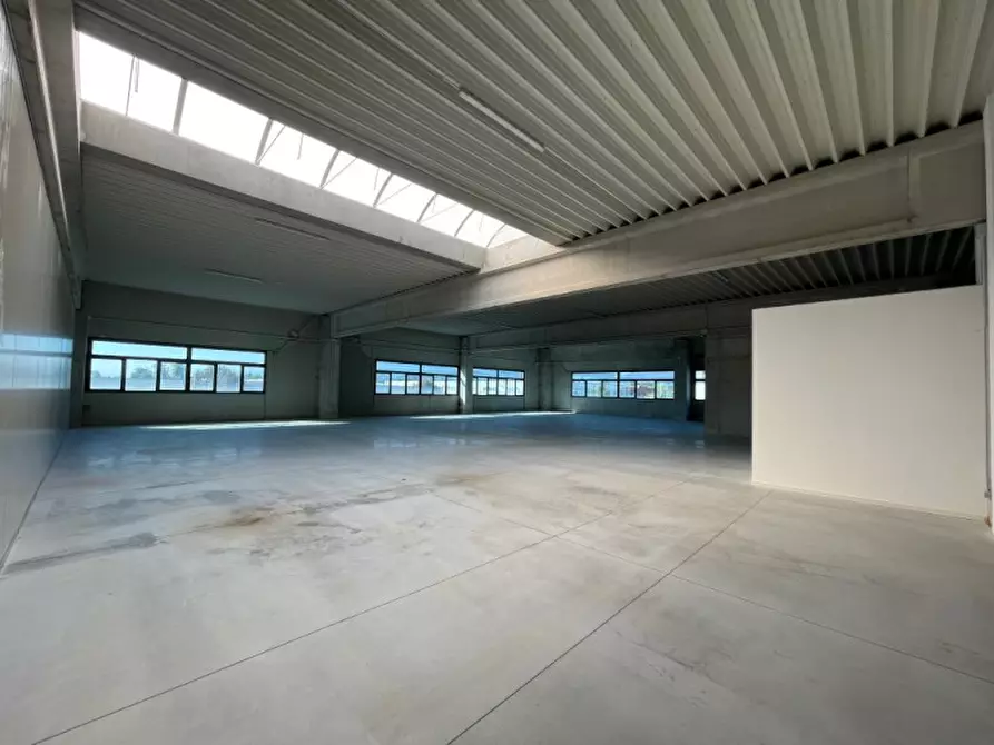 Immagine 6 di Capannone industriale in affitto  a Montebelluna
