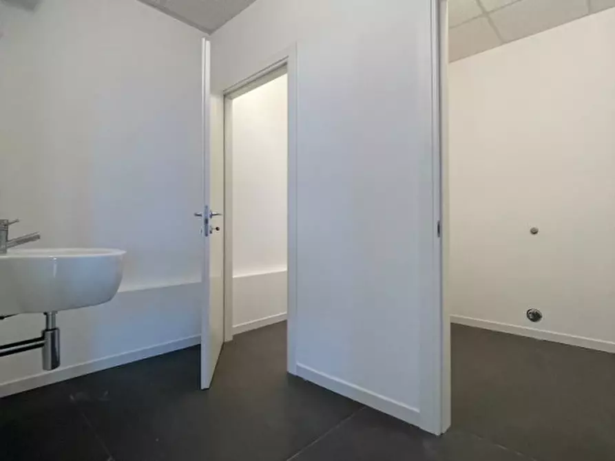 Immagine 7 di Capannone industriale in affitto  a Montebelluna