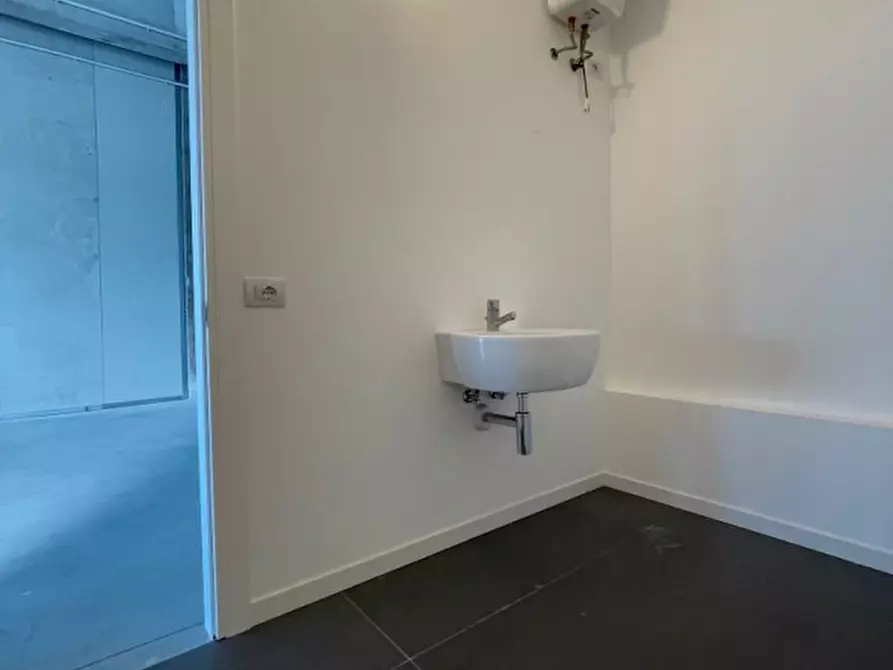 Immagine 8 di Capannone industriale in affitto  a Montebelluna