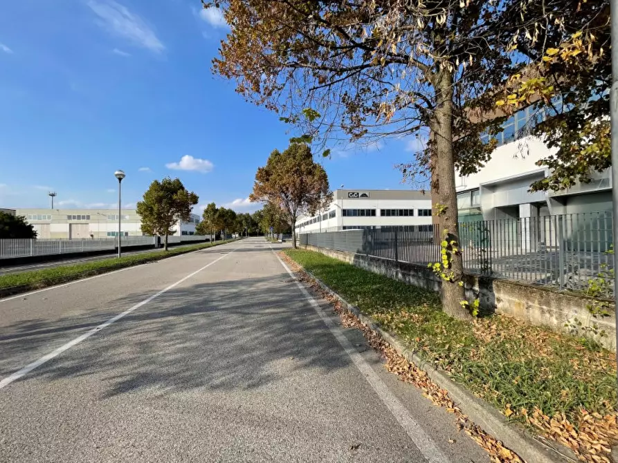Immagine 21 di Capannone industriale in affitto  a Montebelluna