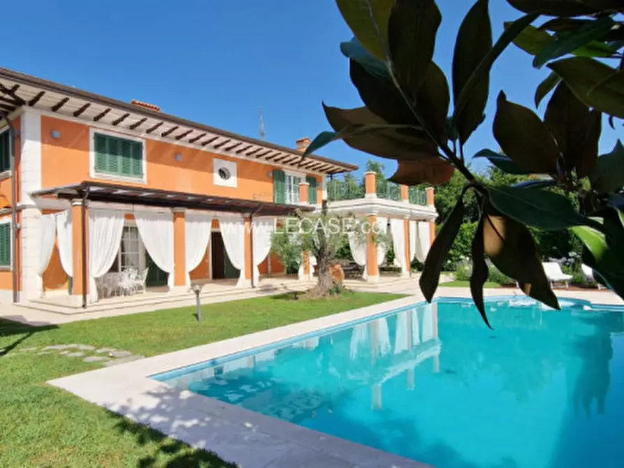 Immagine 1 di Villa in affitto  a Forte Dei Marmi