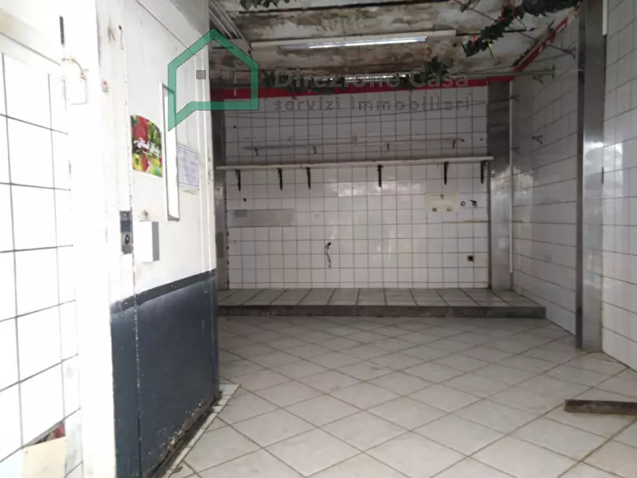 Immagine 9 di Negozio in vendita  in via ferrara 18 a Napoli