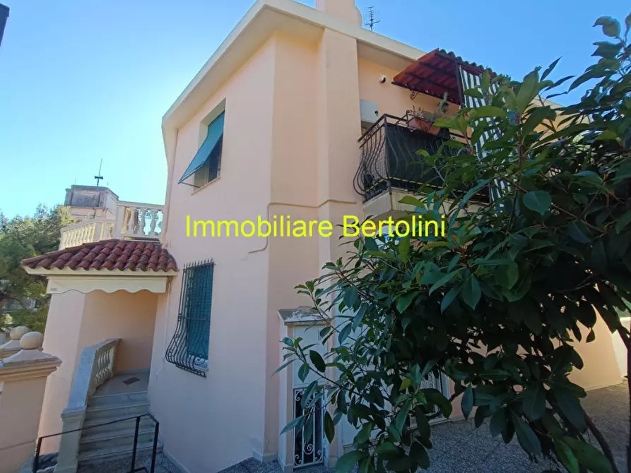 Immagine 1 di Casa trifamiliare in vendita  in VIA VITTORIO VENETO a Imperia
