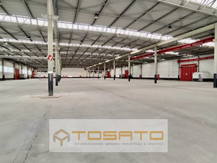 Immagine 2 di Capannone industriale in vendita  a Villafranca Di Verona