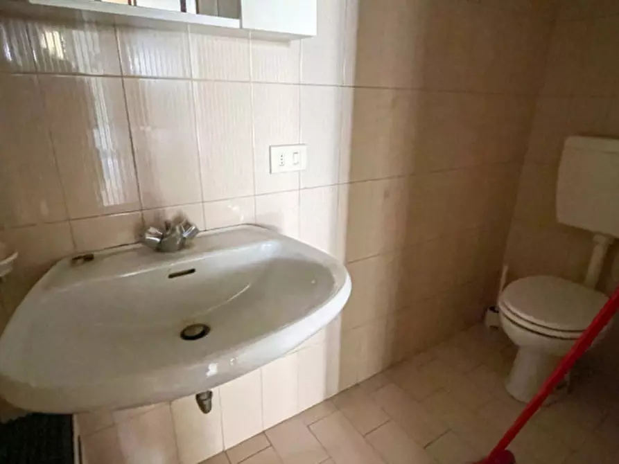 Immagine 5 di Negozio in vendita  in Via Duomo a Legnago