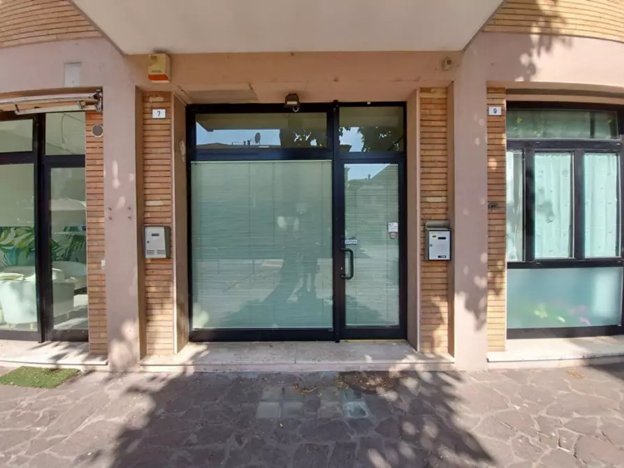 Immagine 1 di Negozio in vendita  in Via Felice Orsini, N. 7 a Cesena