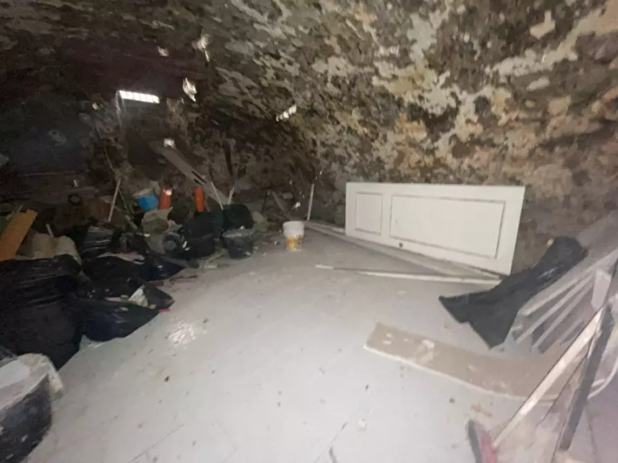 Immagine 8 di Magazzino in vendita  in Santa Maria Francesca 20 a Napoli