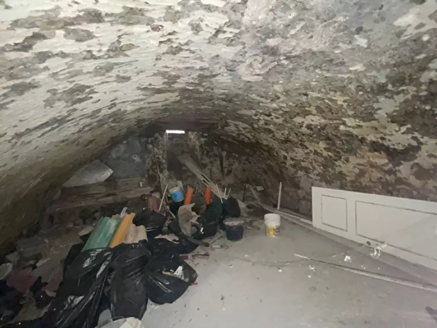 Immagine 9 di Magazzino in vendita  in Santa Maria Francesca 20 a Napoli