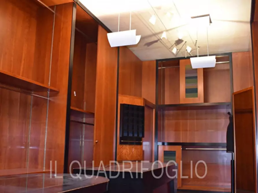 Immagine 3 di Negozio in vendita  a Cesena