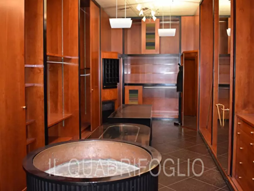 Immagine 5 di Negozio in vendita  a Cesena