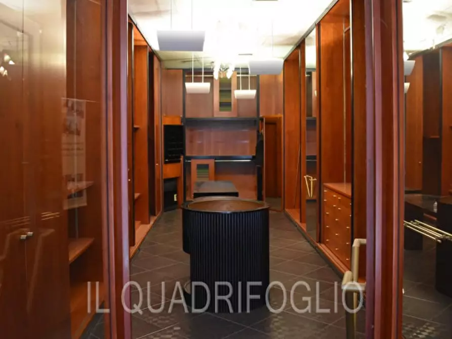 Immagine 8 di Negozio in vendita  a Cesena