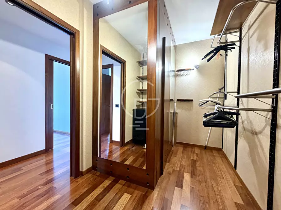 Immagine 17 di Appartamento in vendita  a Desenzano Del Garda