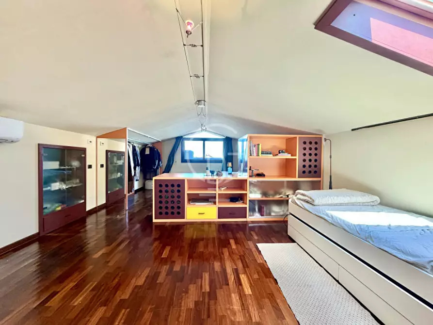 Immagine 28 di Appartamento in vendita  a Desenzano Del Garda