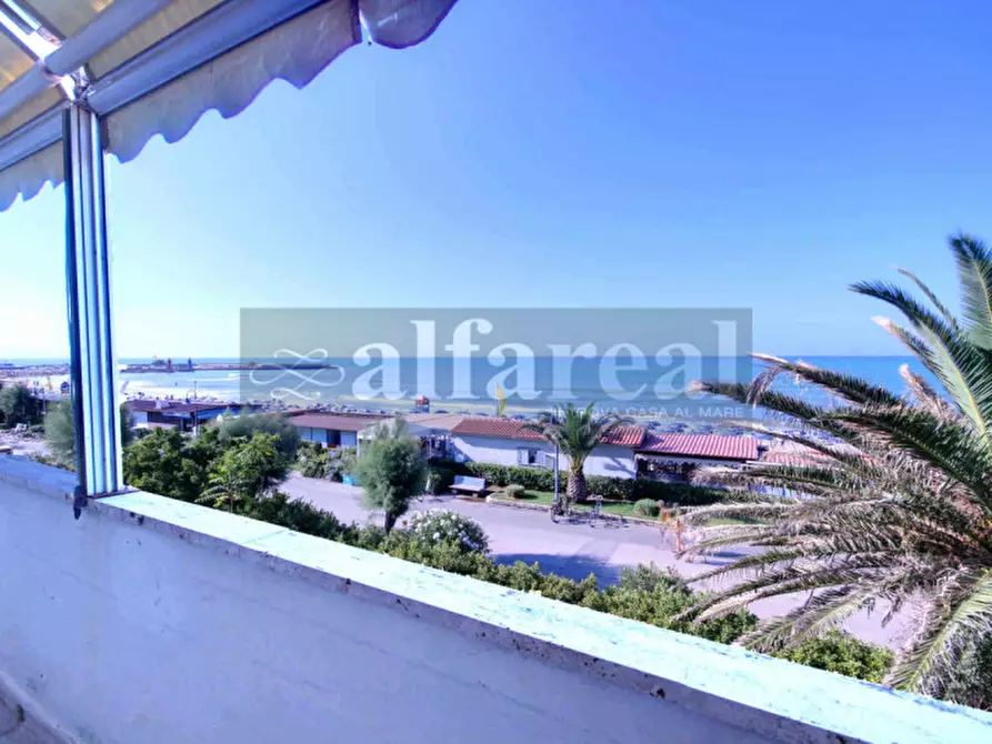 Immagine 2 di Palazzo in vendita  in Via Roma a Castiglione Della Pescaia