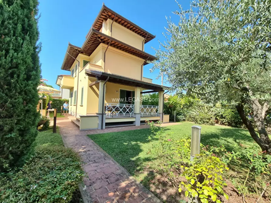 Immagine 1 di Villa in vendita  in Via Palestro a Pietrasanta