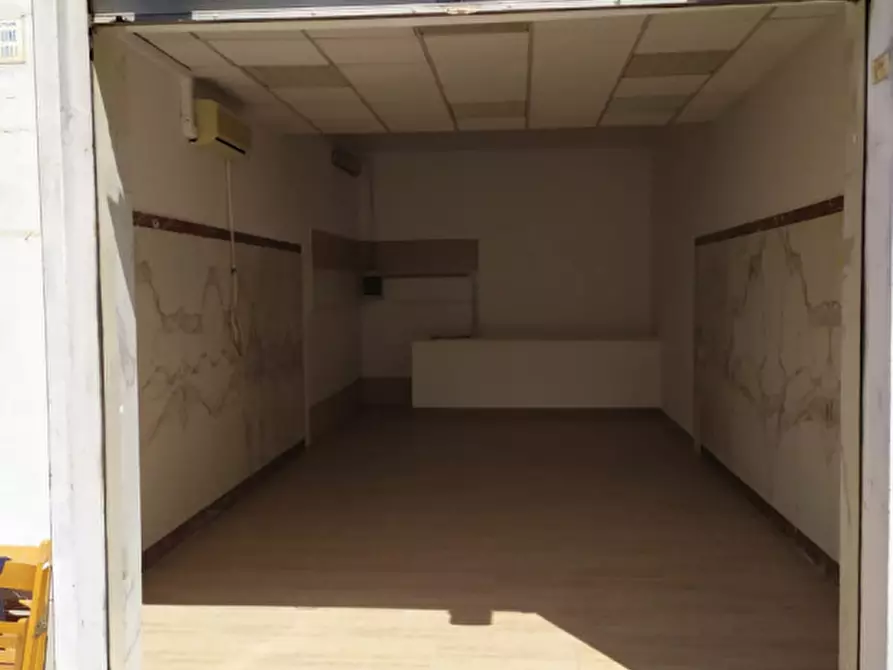 Immagine 4 di Negozio in vendita  in via alessandro avoli a Roma