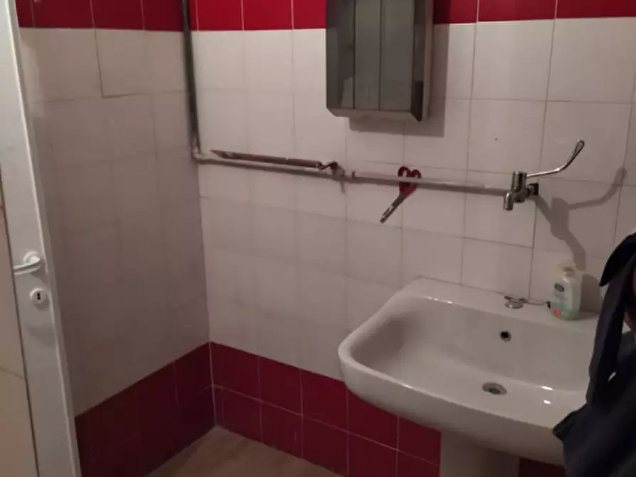 Immagine 6 di Negozio in vendita  in via alessandro avoli a Roma
