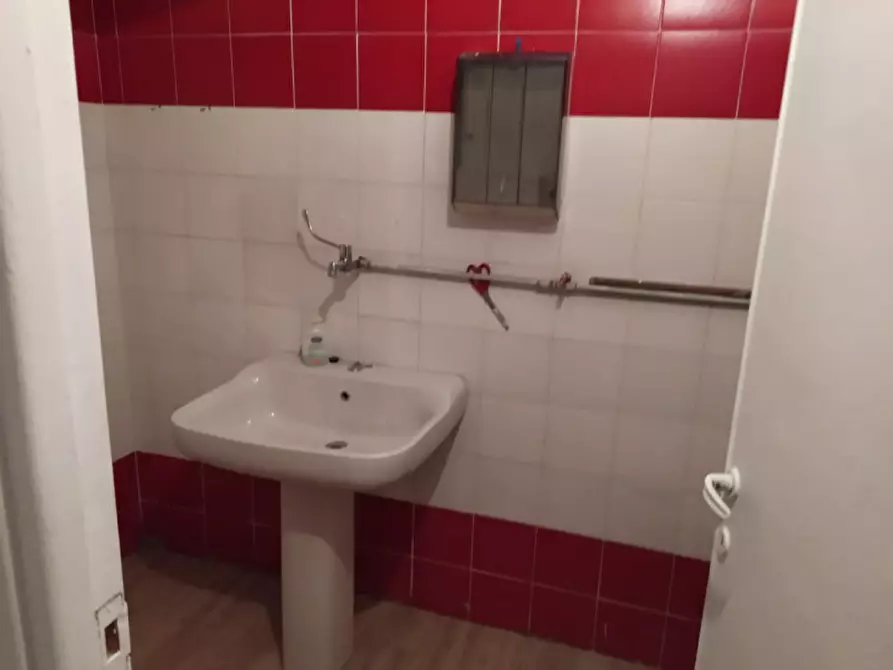 Immagine 7 di Negozio in vendita  in via alessandro avoli a Roma