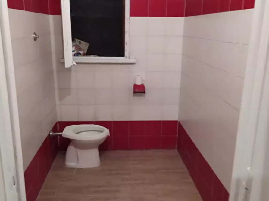 Immagine 7 di Negozio in vendita  in via alessandro avoli a Roma