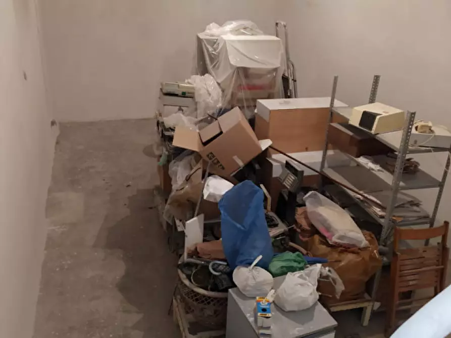 Immagine 13 di Negozio in vendita  in via alessandro avoli a Roma