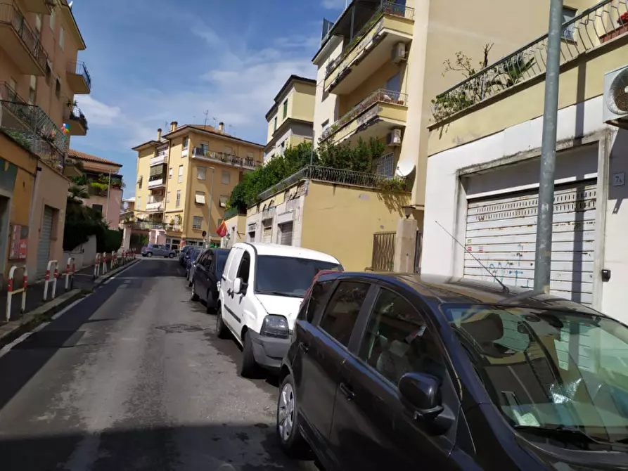 Immagine 14 di Negozio in vendita  in via alessandro avoli a Roma