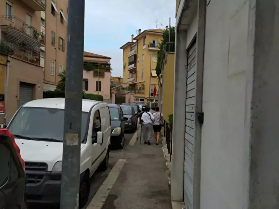 Immagine 15 di Negozio in vendita  in via alessandro avoli a Roma